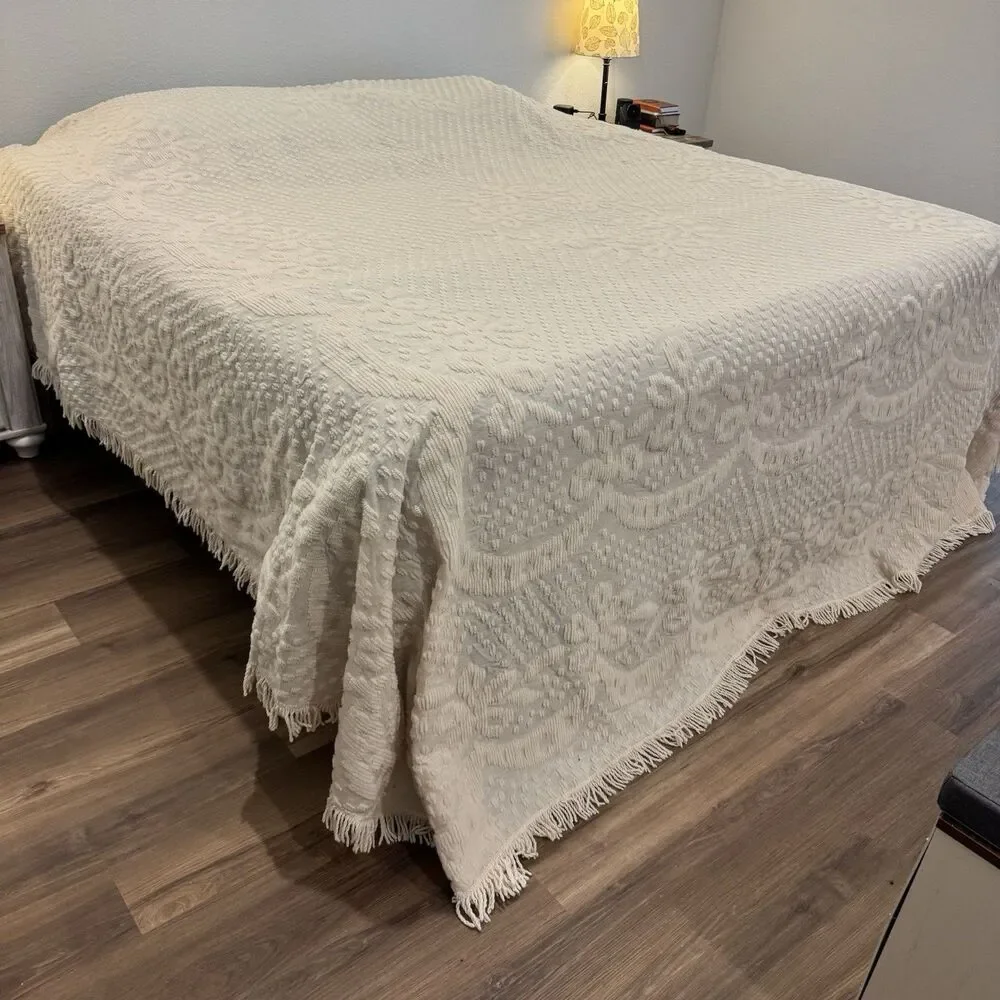 Hobnail Bedspread Chenille King Vtg 110x115 Medallion Farmhouse Ivory Fringe